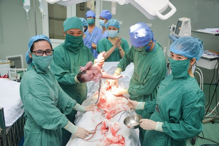 Bệnh viện Hữu nghị Đa khoa Nghệ An mang niềm vui làm bố, mẹ cho cặp vợ chồng 12 năm mòn mỏi thực hiện thụ tinh ống nghiệm - Ảnh 2. Bệnh viện Hữu nghị Đa khoa Nghệ An mang niềm vui làm bố, mẹ cho cặp vợ chồng 12 năm mòn mỏi thực hiện thụ tinh ống nghiệm - Ảnh 2.