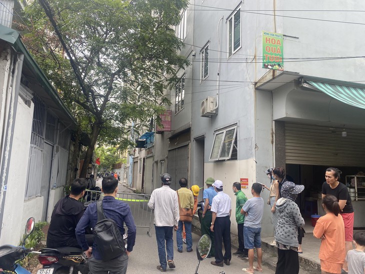 Khoảnh khắc người đàn ông lao vào đám cháy cứu mẹ và 3 con nhỏ bất thành - Ảnh 6.