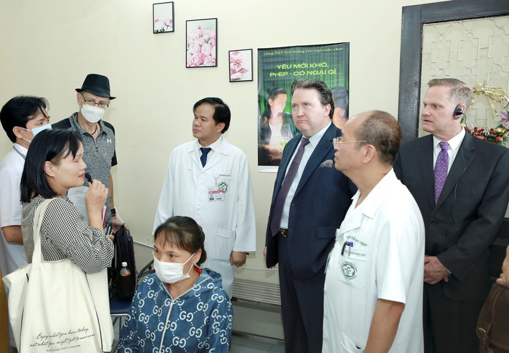 Đại sứ Hoa Kỳ thăm và làm việc tại BV Bạch Mai - Ảnh 1.