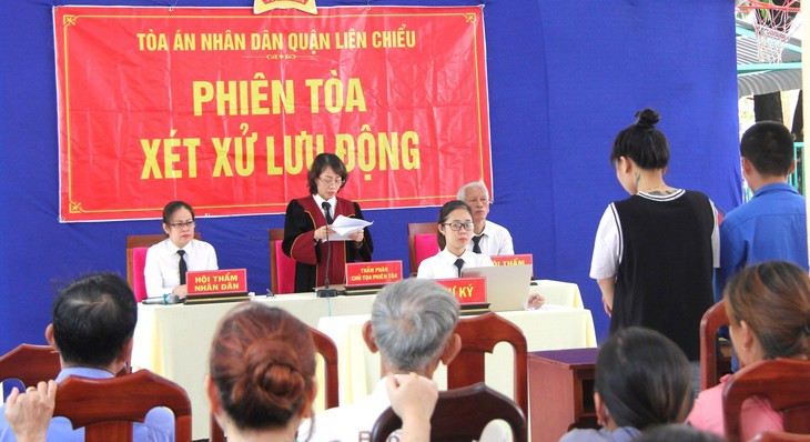 “Diễn xiếc” trên đèo Hải Vân, hai vợ chồng lãnh án tù - Ảnh 1. “Diễn xiếc” trên đèo Hải Vân, hai vợ chồng lãnh án tù - Ảnh 1.
