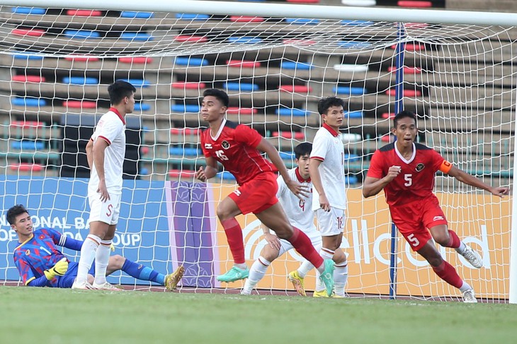 Phòng ngự yếu kém, U22 Việt Nam bại trận tại bán kết SEA Games 32 - Ảnh 2. Phòng ngự yếu kém, U22 Việt Nam bại trận tại bán kết SEA Games 32 - Ảnh 2.