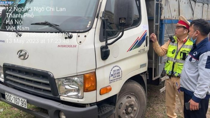 Tài xế có cồn không nhường đường cho xe ưu tiên bị tước bằng 17 tháng - Ảnh 4. Tài xế có cồn không nhường đường cho xe ưu tiên bị tước bằng 17 tháng - Ảnh 4.