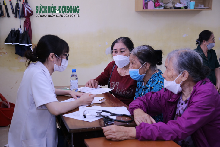 Thầy thuốc trẻ 40 tỉnh thành đồng loạt tư vấn, khám bệnh miễn phí cho người dân - Ảnh 1.
