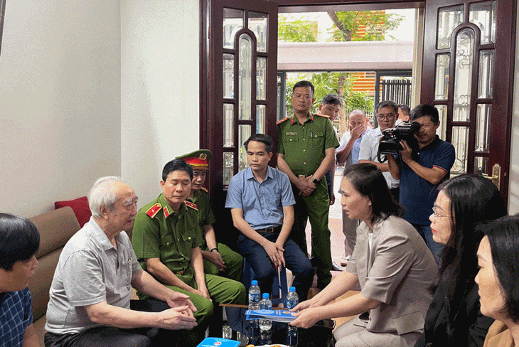 Các cơ quan, đoàn thể chia buồn, động viên gia đình có 4 người tử vong tại vụ cháy ở Hà Đông - Ảnh 1.