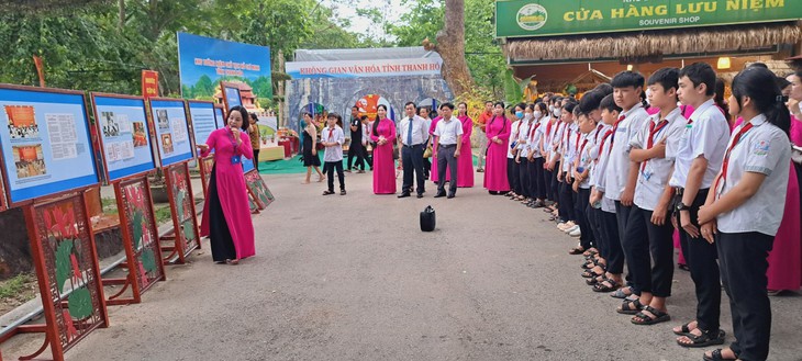 Nghệ An: Hàng vạn du khách về thăm quê Bác - Ảnh 4.