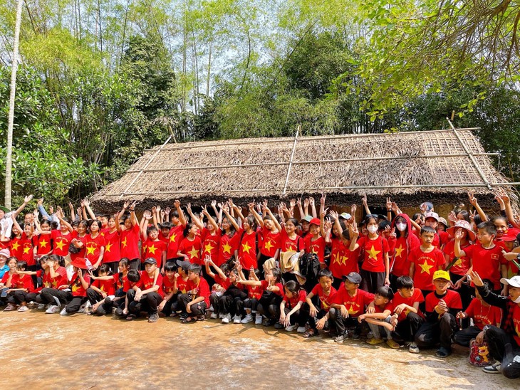 Nghệ An: Hàng vạn du khách về thăm quê Bác - Ảnh 8.