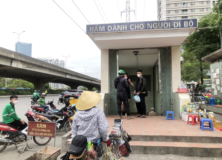Nhiều cầu vượt, hầm đi bộ ở Thủ đô bị người dân lãng quên - Ảnh 1.