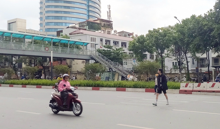 Nhiều cầu vượt, hầm đi bộ ở Thủ đô bị người dân lãng quên - Ảnh 3.