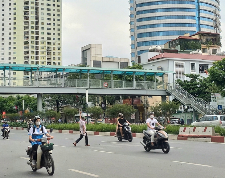 Nhiều cầu vượt, hầm đi bộ ở Thủ đô bị người dân lãng quên - Ảnh 2.