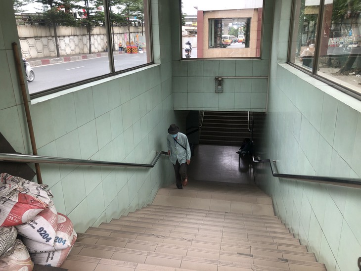 Nhiều cầu vượt, hầm đi bộ ở Thủ đô bị người dân lãng quên - Ảnh 2.