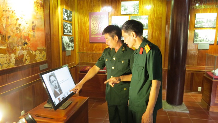 Nghệ An: Hàng vạn du khách về thăm quê Bác - Ảnh 3.