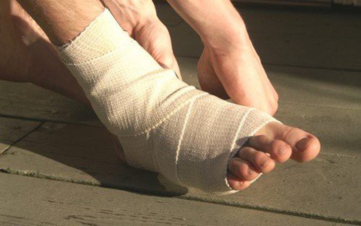 Đánh bóng chuyền, người đàn ông đứt gân Achilles