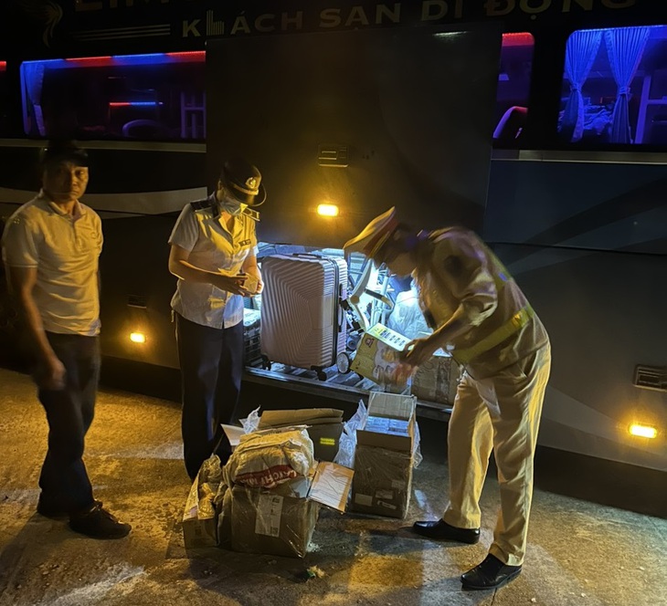 Dùng xe khách vận chuyển 700 sản phẩm thuốc lá điện tử - Ảnh 2.