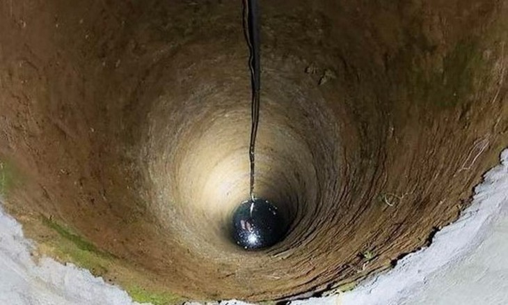 Cẩn trọng khi bị xuống giếng sâu bị ngạt khí. Cẩn trọng khi bị xuống giếng sâu bị ngạt khí.