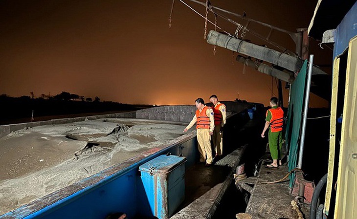 Nửa đêm mật phục bắt quả tang tàu hút cát trộm trên sông Hồng - Ảnh 2.