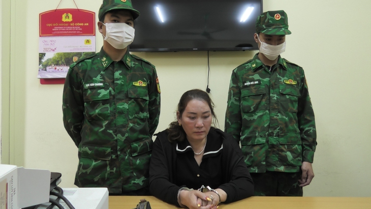 Hai mẹ con đi xe máy SH vận chuyển 1 bánh heroin - Ảnh 2. Hai mẹ con đi xe máy SH vận chuyển 1 bánh heroin - Ảnh 2.