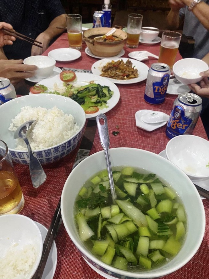 Khách hàng tố suất ăn “200.000 đồng/người nhưng chỉ tô canh với vài miếng thịt”, nhà hàng Hội An nói gì? - Ảnh 1. Khách hàng tố suất ăn “200.000 đồng/người nhưng chỉ tô canh với vài miếng thịt”, nhà hàng Hội An nói gì? - Ảnh 1.