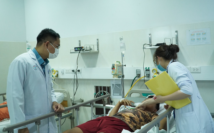 Bác sĩ xuyên đêm vận chuyển thuốc hiếm cứu 3 trẻ nghi ngộ độc Botulinum do ăn giò lụa