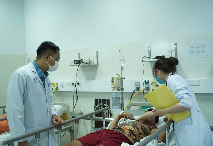 Bác sĩ xuyên đêm vận chuyển và xử lý thuốc cho 3 bệnh nhi nghi ngộ độc Botulinum do ăn giò lụa - Ảnh 2.
