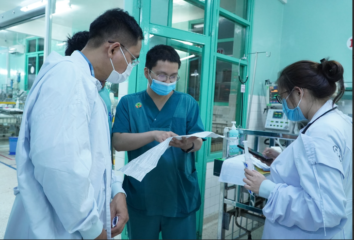 Bác sĩ xuyên đêm vận chuyển và xử lý thuốc cho 3 bệnh nhi nghi ngộ độc Botulinum do ăn giò lụa - Ảnh 1.