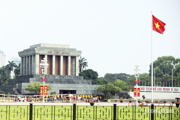 Hà Nội rực rỡ cờ hoa kỷ niệm 133 năm Ngày sinh Chủ Tịch Hồ Chí Minh - Ảnh 1. Hà Nội rực rỡ cờ hoa kỷ niệm 133 năm Ngày sinh Chủ Tịch Hồ Chí Minh - Ảnh 1.