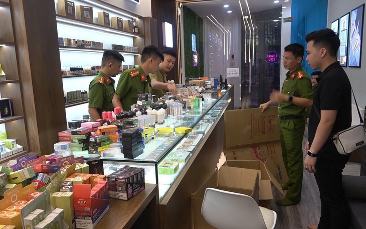 'Núp bóng' quán cà phê để bán hàng nghìn sản phẩm thuốc lá điện tử