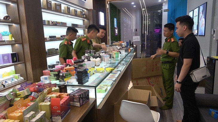 'Núp bóng' quán cà phê, bày bán hàng nghìn sản phẩm thuốc lá điện tử - Ảnh 1.