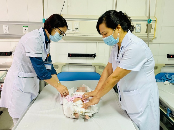 Có trẻ sơ sinh đã bị xoắn tinh hoàn, chuyên gia khuyến cáo gì? - Ảnh 1.