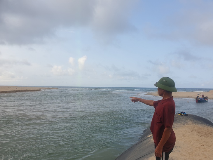 Ngư dân ngao ngán nhìn cá bơi đi vì không thể đưa thuyền ra biển do cửa sông bị bồi lấp - Ảnh 5.