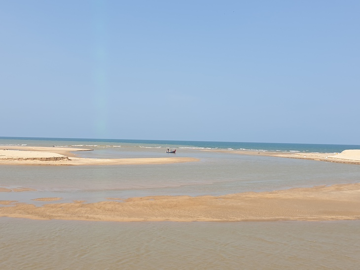 Ngư dân ngao ngán nhìn cá bơi đi vì không thể đưa thuyền ra biển do cửa sông bị bồi lấp - Ảnh 2.