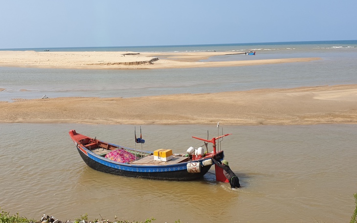Ngư dân gặp khó khi vươn khơi do cửa biển bị bồi lấp