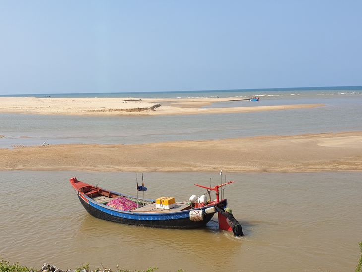 Ngư dân ngao ngán nhìn cá bơi đi vì không thể đưa thuyền ra biển do cửa sông bị bồi lấp - Ảnh 3.