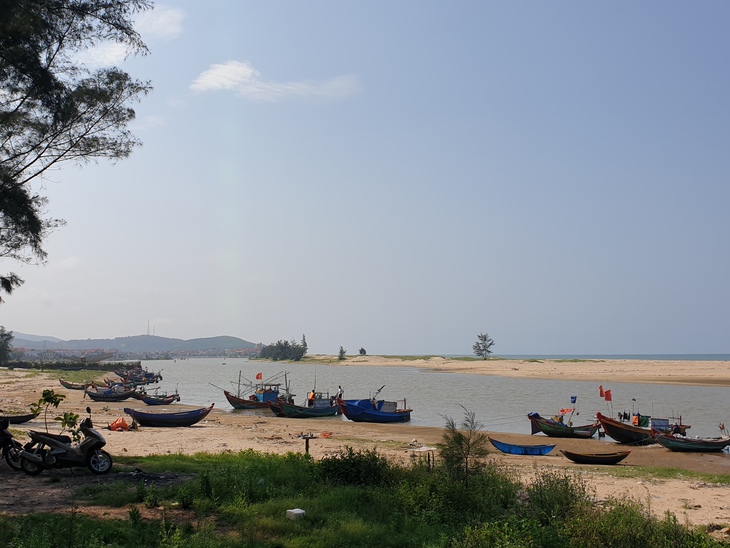 Ngư dân ngao ngán nhìn cá bơi đi vì không thể đưa thuyền ra biển do cửa sông bị bồi lấp - Ảnh 6.