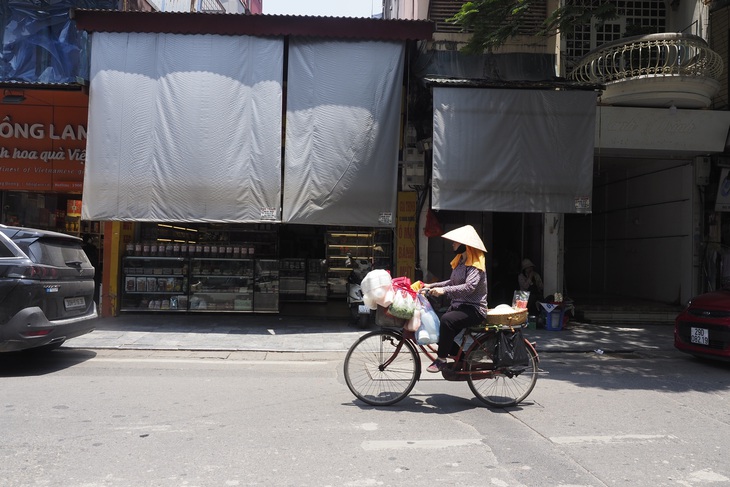Chuyên gia lý giải vì sao đợt nắng nóng này gây oi bức, bỏng rát hơn đợt nắng kỷ lục trước - Ảnh 2. Chuyên gia lý giải vì sao đợt nắng nóng này gây oi bức, bỏng rát hơn đợt nắng kỷ lục trước - Ảnh 2.