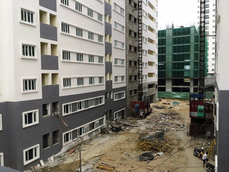 Thu nhập ở mức phải đóng thuế nhưng vẫn đăng ký mua nhà dành cho người nghèo - Ảnh 2.