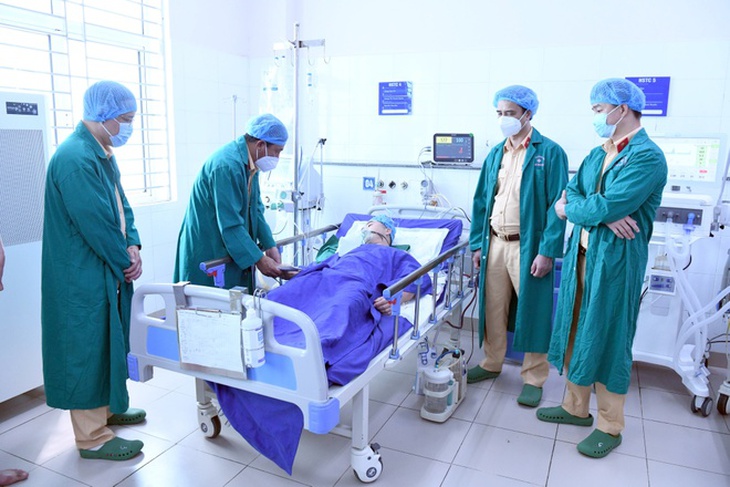Thiếu tá CSGT bị tài xế vi phạm nồng độ cồn đâm đã qua nguy kịch - Ảnh 2.