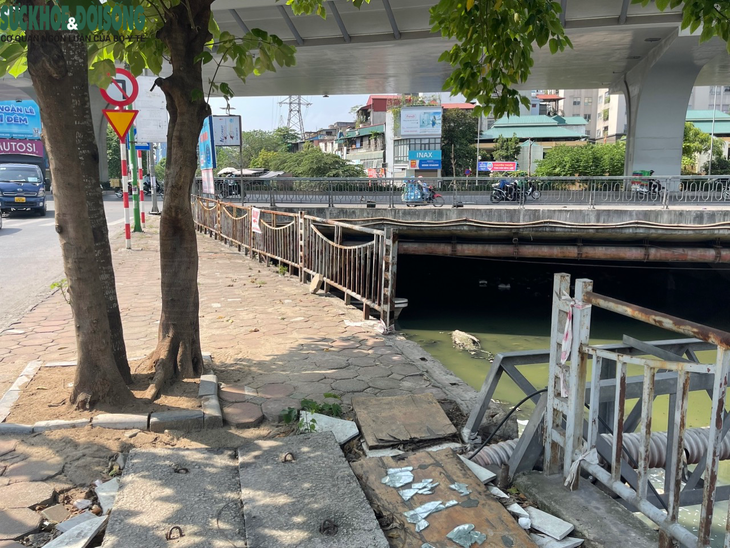 Hà Nội: Nhiều lan can bảo vệ bờ sông xuống cấp nghiêm trọng - Ảnh 1. Hà Nội: Nhiều lan can bảo vệ bờ sông xuống cấp nghiêm trọng - Ảnh 1.