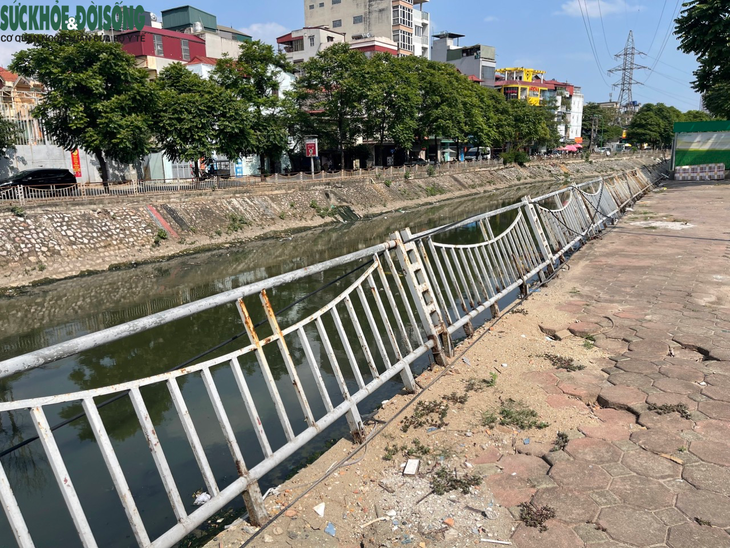 Hà Nội: Nhiều lan can bảo vệ bờ sông xuống cấp nghiêm trọng - Ảnh 3. Hà Nội: Nhiều lan can bảo vệ bờ sông xuống cấp nghiêm trọng - Ảnh 3.