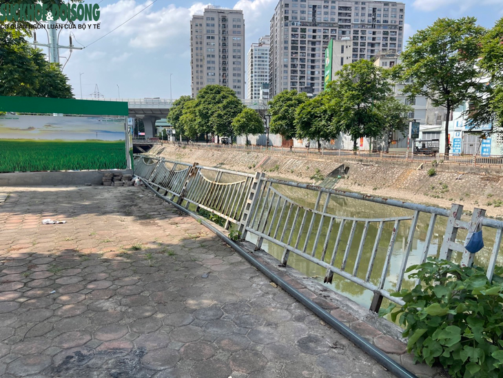 Hà Nội: Nhiều lan can bảo vệ bờ sông xuống cấp nghiêm trọng - Ảnh 4. Hà Nội: Nhiều lan can bảo vệ bờ sông xuống cấp nghiêm trọng - Ảnh 4.