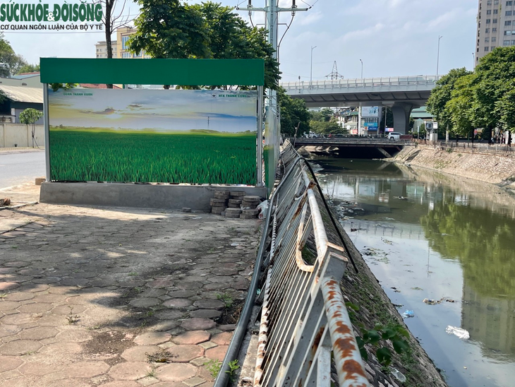 Hà Nội: Nhiều lan can bảo vệ bờ sông xuống cấp nghiêm trọng - Ảnh 5. Hà Nội: Nhiều lan can bảo vệ bờ sông xuống cấp nghiêm trọng - Ảnh 5.