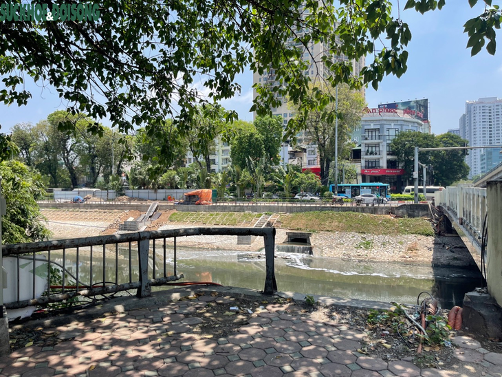 Hà Nội: Nhiều lan can bảo vệ bờ sông xuống cấp nghiêm trọng - Ảnh 6. Hà Nội: Nhiều lan can bảo vệ bờ sông xuống cấp nghiêm trọng - Ảnh 6.