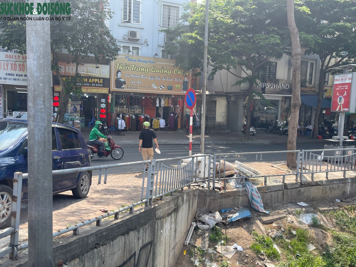 Hà Nội: Nhiều lan can bảo vệ bờ sông xuống cấp nghiêm trọng - Ảnh 7. Hà Nội: Nhiều lan can bảo vệ bờ sông xuống cấp nghiêm trọng - Ảnh 7.