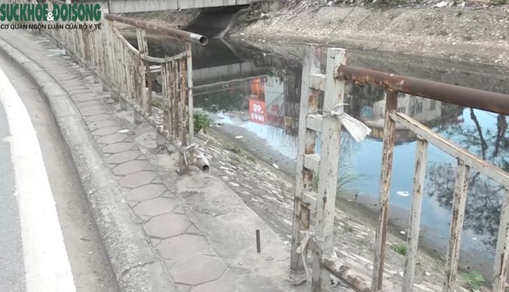 Hà Nội: Nhiều lan can bảo vệ bờ sông xuống cấp nghiêm trọng - Ảnh 8. Hà Nội: Nhiều lan can bảo vệ bờ sông xuống cấp nghiêm trọng - Ảnh 8.