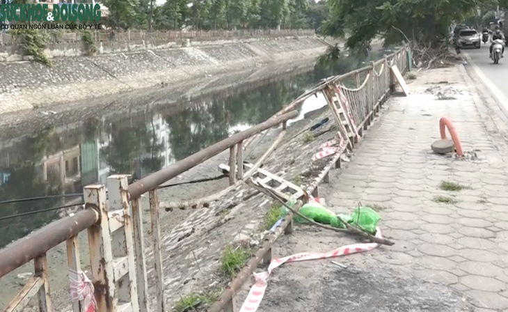 Hà Nội: Nhiều lan can bảo vệ bờ sông xuống cấp nghiêm trọng - Ảnh 9. Hà Nội: Nhiều lan can bảo vệ bờ sông xuống cấp nghiêm trọng - Ảnh 9.