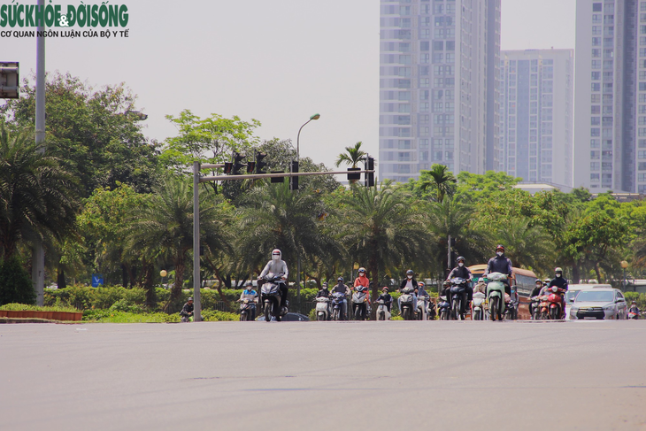 Lực lượng CSGT "phơi mình" dưới trời nắng 50 độ C "cháy da, cháy thịt" - Ảnh 2.