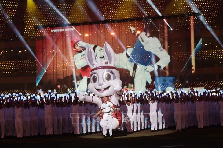 Hình ảnh ấn tượng tại lễ bế mạc SEA Games 32: Lung linh sắc màu - Ảnh 2.