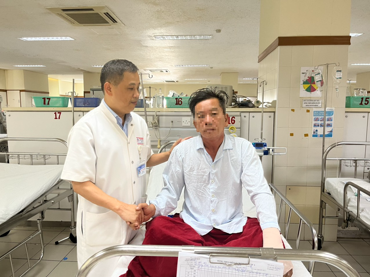 Vụ Chủ tịch phường ở Thừa Thiên Huế bị đâm: Nếu chậm trễ, bệnh nhân có thể tử vong trên bàn mổ - Ảnh 2. Vụ Chủ tịch phường ở Thừa Thiên Huế bị đâm: Nếu chậm trễ, bệnh nhân có thể tử vong trên bàn mổ - Ảnh 2.