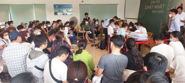 Thu nhập ở mức phải đóng thuế nhưng vẫn đăng ký mua nhà dành cho người nghèo - Ảnh 1.