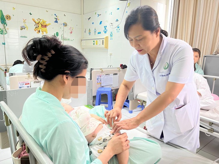 Phẫu thuật cấp cứu bé gái 5 tháng tuổi bị thoát vị bẹn trái nghẹt gây hoại tử buồng trứng - Ảnh 2. Phẫu thuật cấp cứu bé gái 5 tháng tuổi bị thoát vị bẹn trái nghẹt gây hoại tử buồng trứng - Ảnh 2.