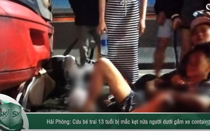 Trưa 17/5: Cứu bé trai 13 tuổi mắc kẹt nửa người dưới gầm xe container sau tai nạn kinh hoàng